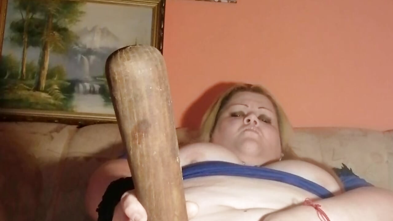 Poking my pussy with a baseball bat. Puncim duhàsa baseball bottal– ducicsajsziii kameramodell videója