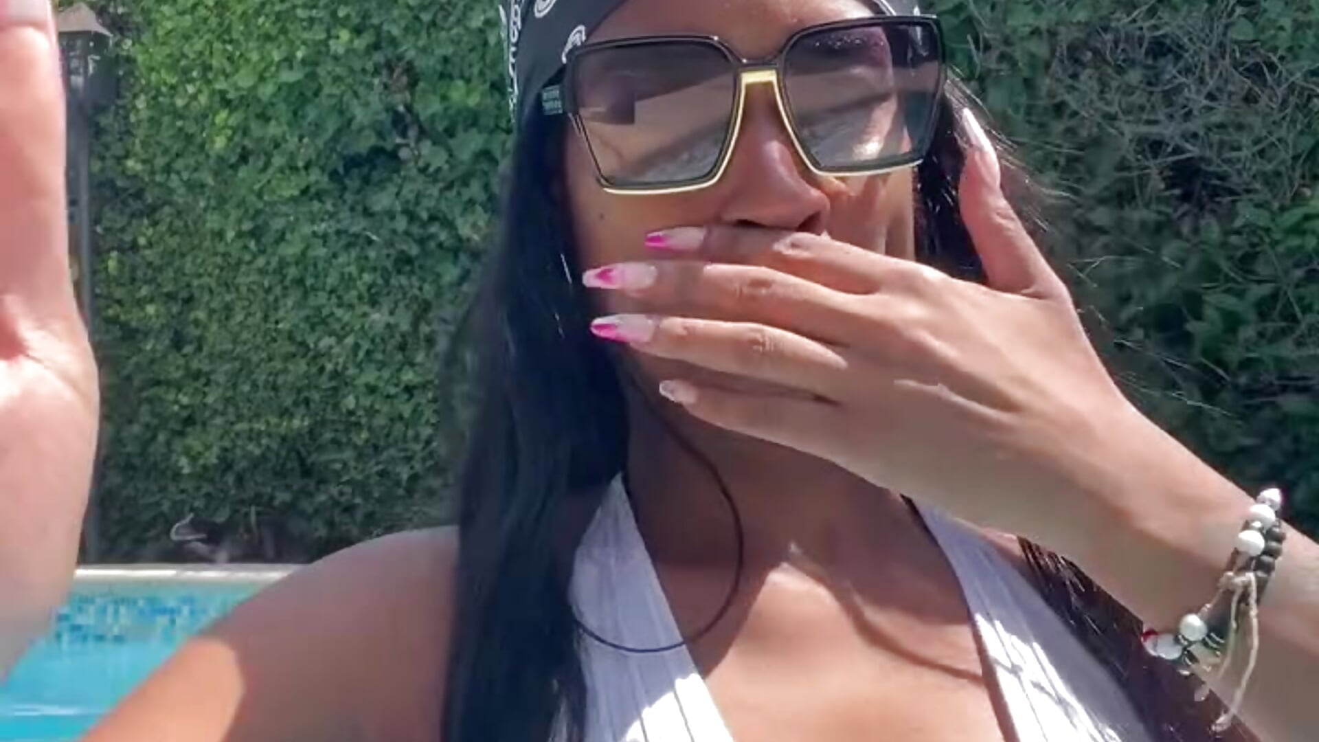 Enjoying the sunny afternoon 😜 - Vídeo de RosseRamiirez