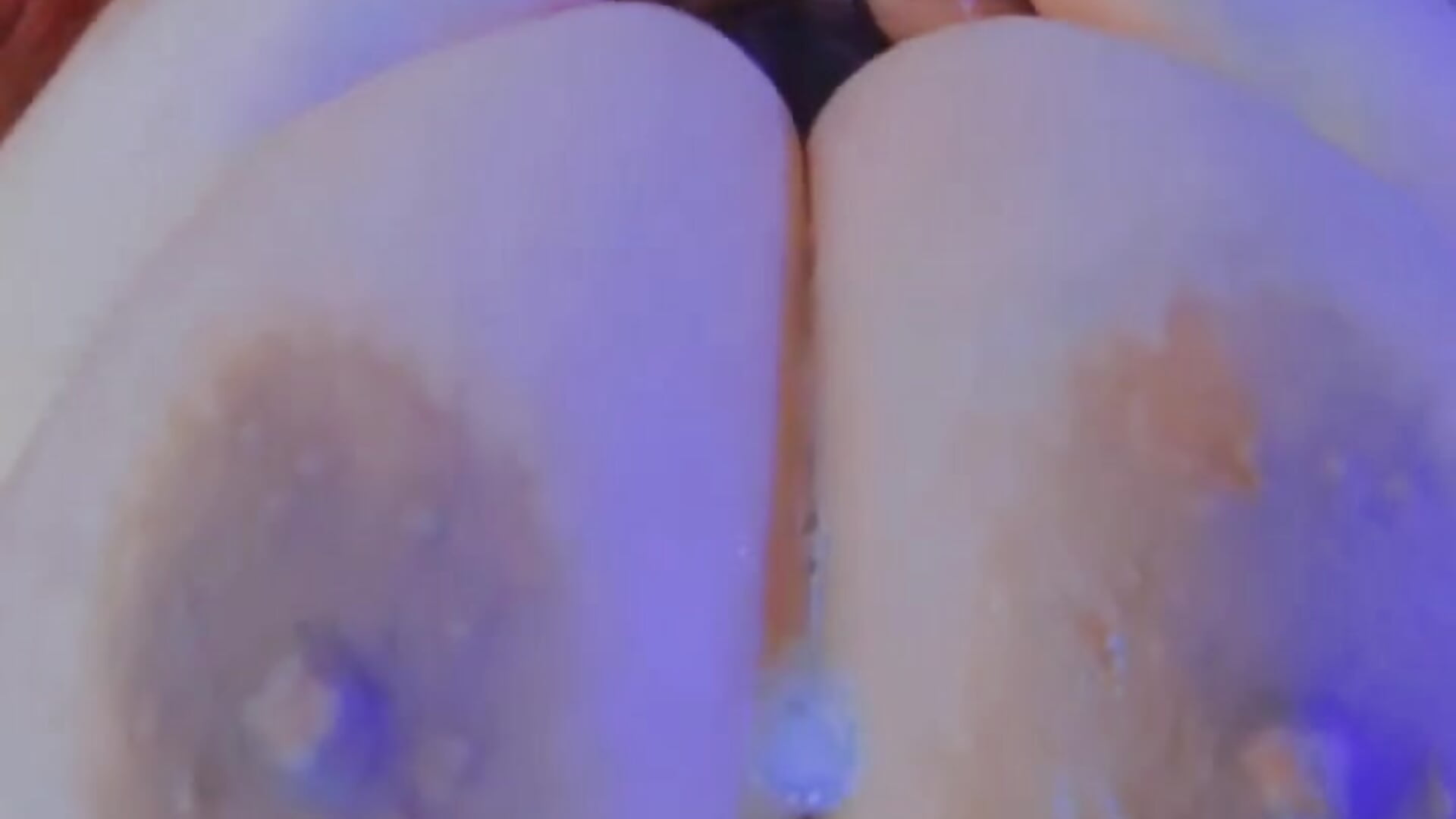 Big Spit Boobs - відео від вебкаммоделі helen_bunnnyx