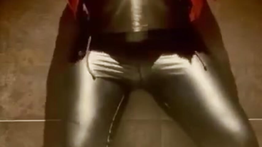 Spogliarello nel bagno del ristorante / striptease in the restaurant's bathroom - video by Sweet_Asia85 cam model