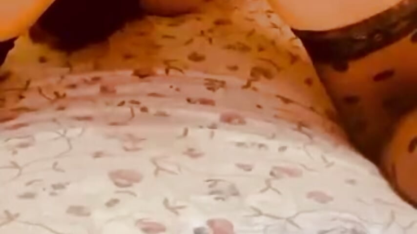 MI ALLARGO E MI SCOPO IL CULETTO CON UN DILDO