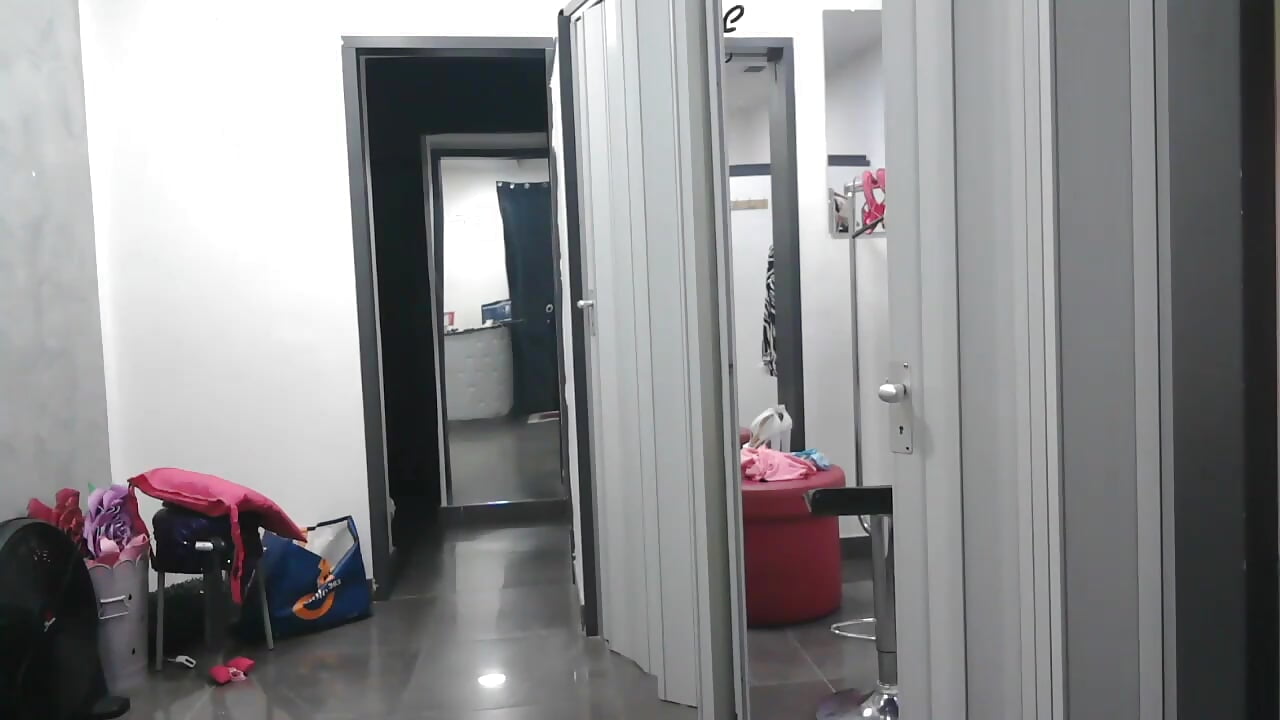 IN UFFICIO DA SOLA E HO TANTA VOGLIA DI CAZZO...E SI VEDE!!!