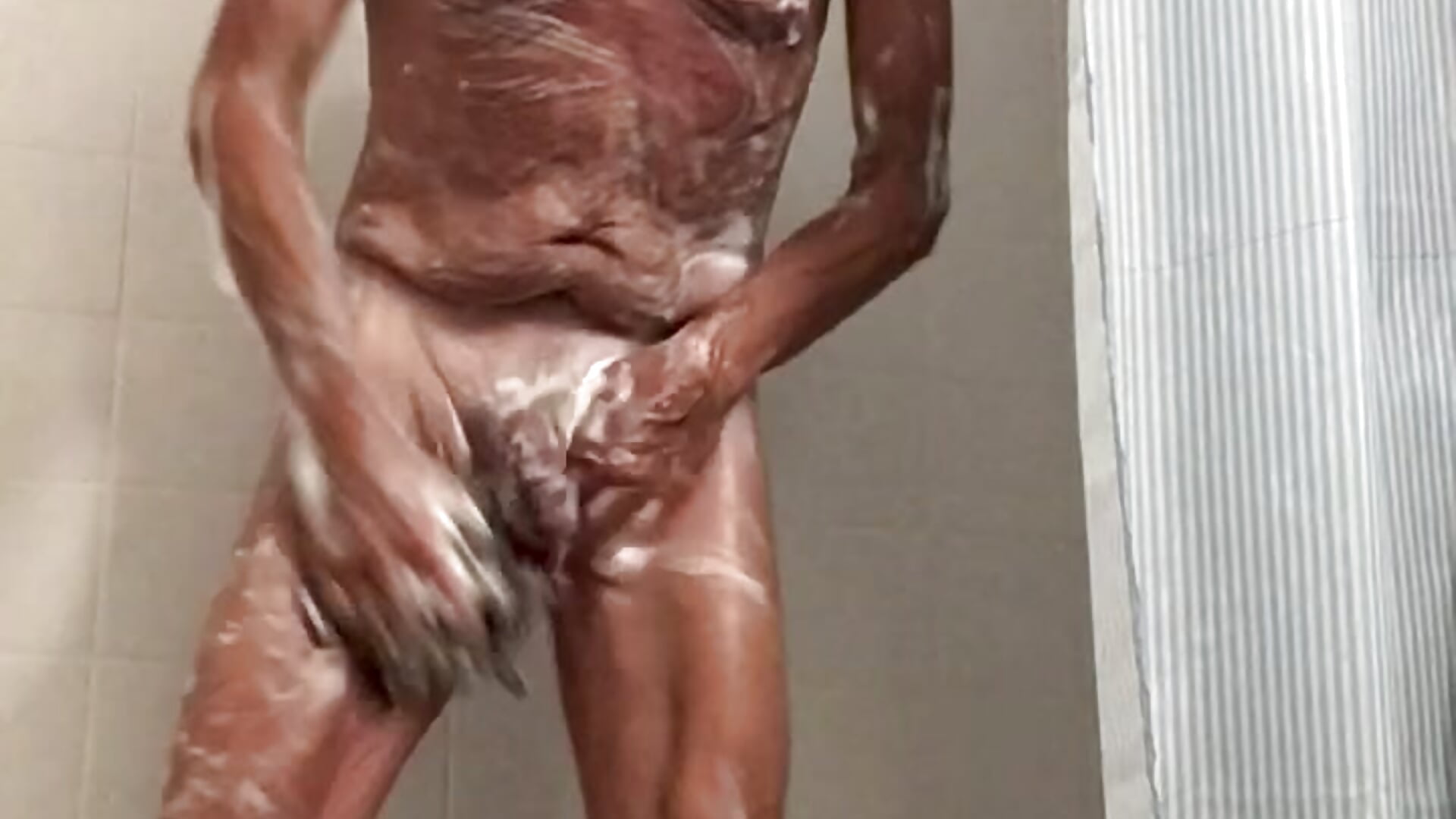 Duschen einseifen und Schwanz rasieren - video oleh model kamera ClaraMigger@xh