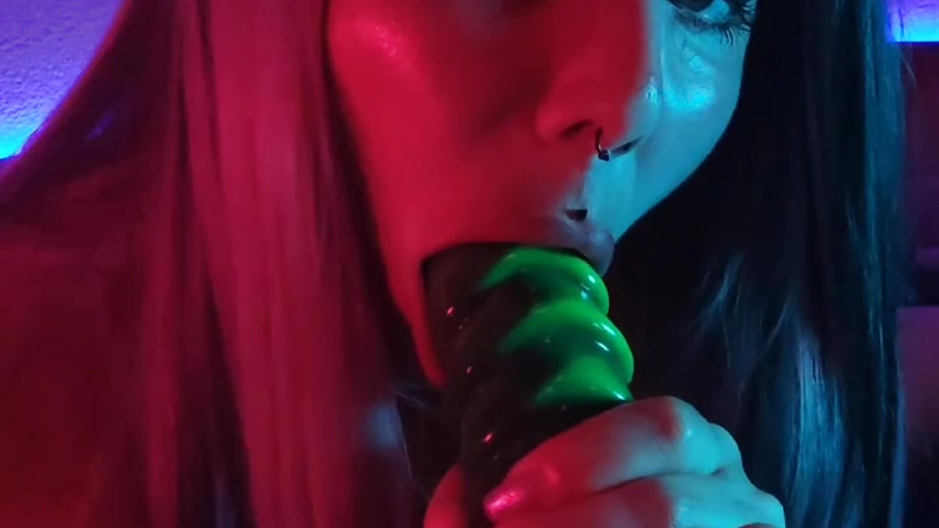 Nasty Goth-slut Sucks NEW Aliendildo so gooood🔨