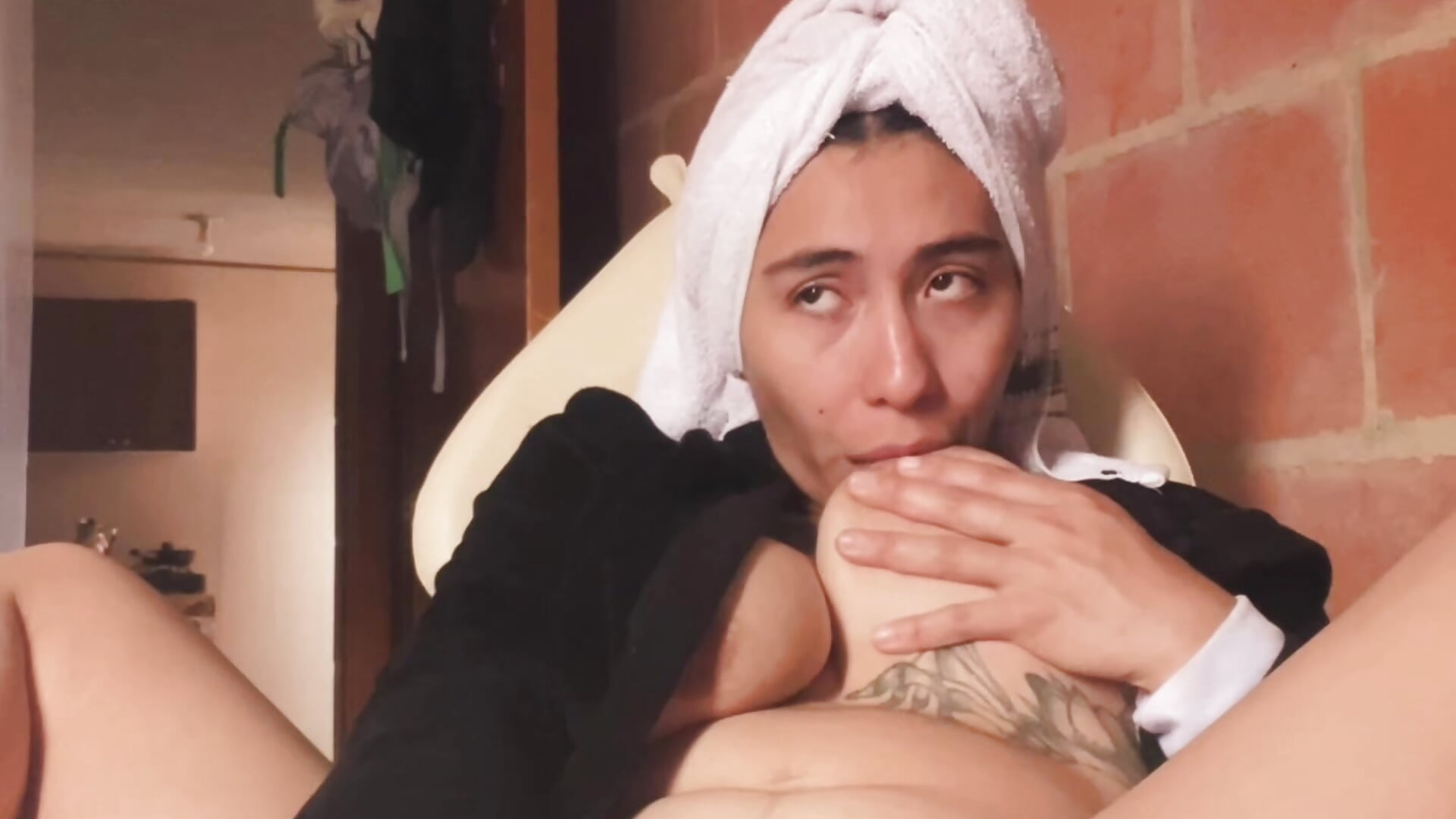 Horny after the shower - video by emma_rouse69 cam model