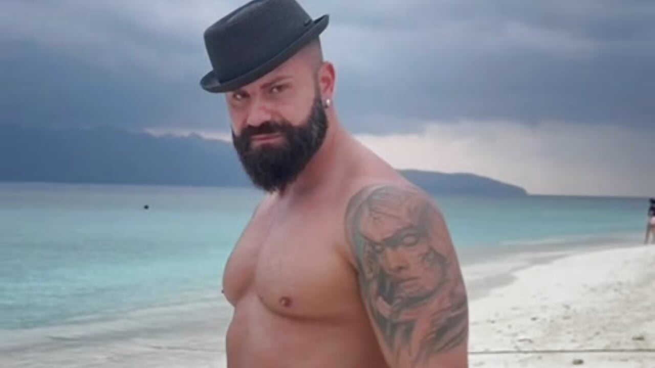 “My stare doesn’t ask for submission. It commands it.” - video oleh model kamera XtreamLeonard