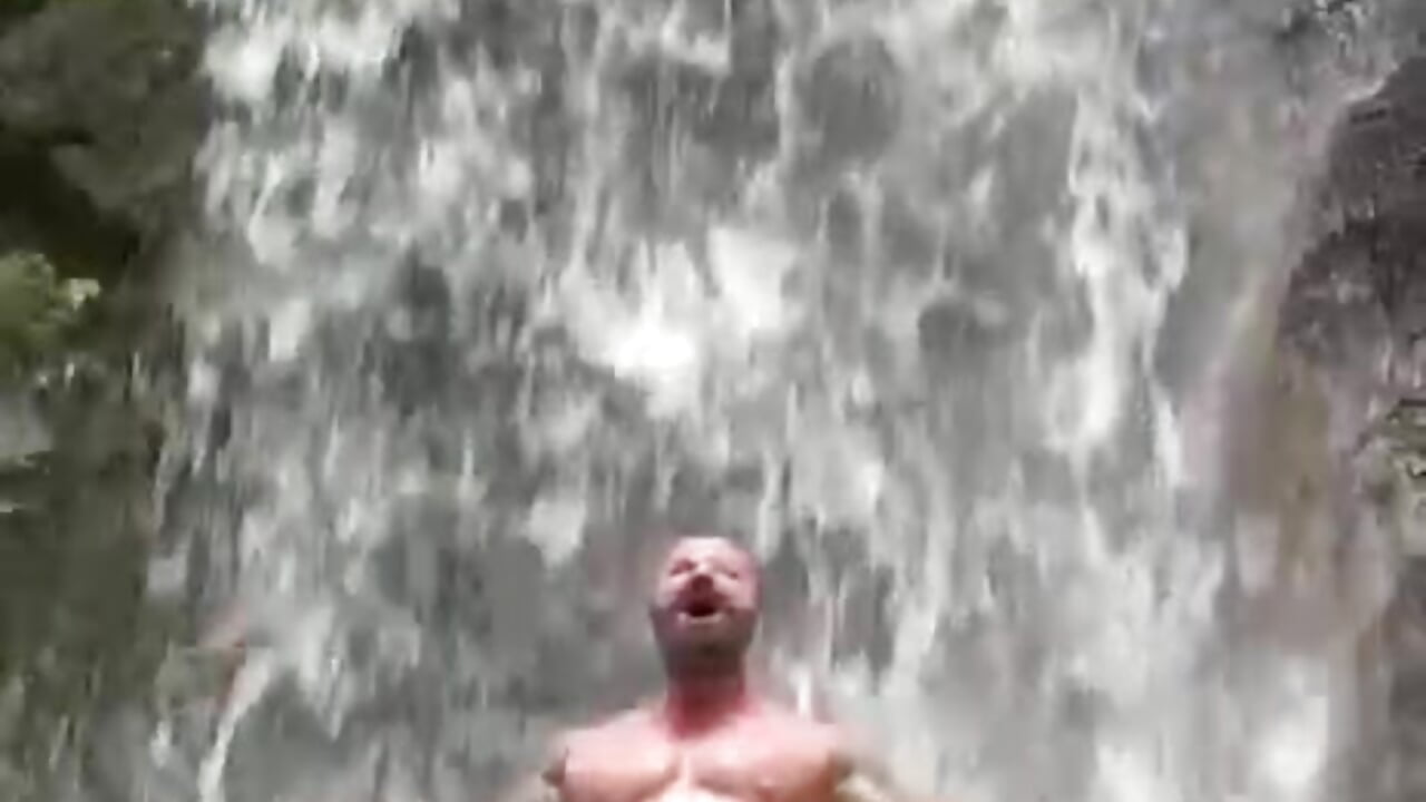 Exotic Waterfall - video oleh model kamera XtreamLeonard