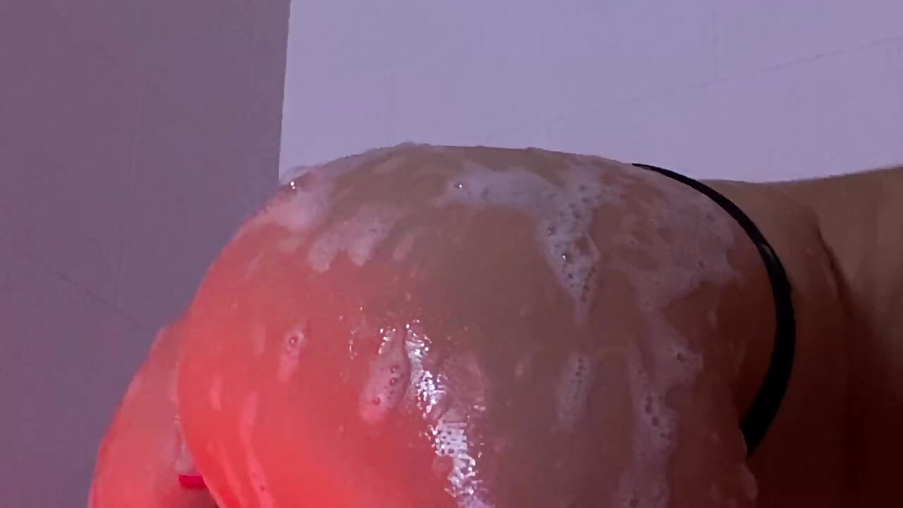 Wet sexy girl - video by MeganGaleHorny cam model