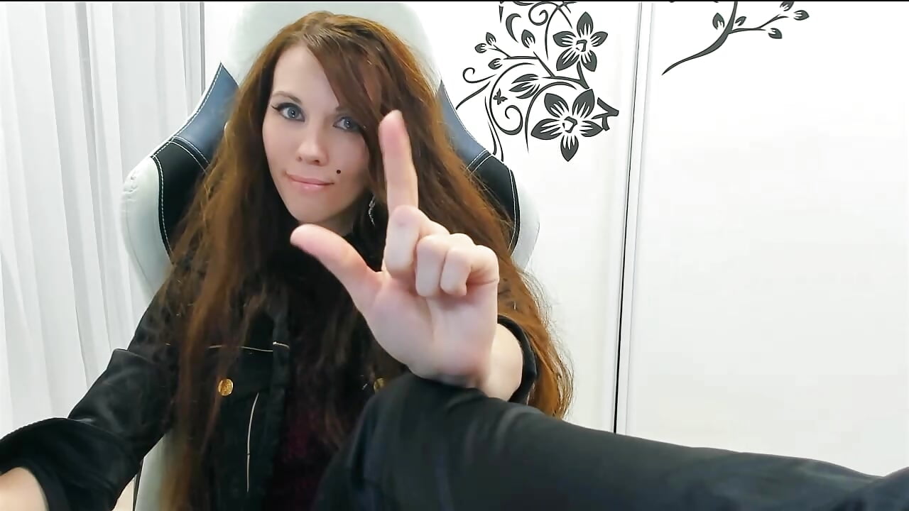 I smirk coz u'r  way too small - Vídeo de HairySilkGoddess, modelo de vídeos