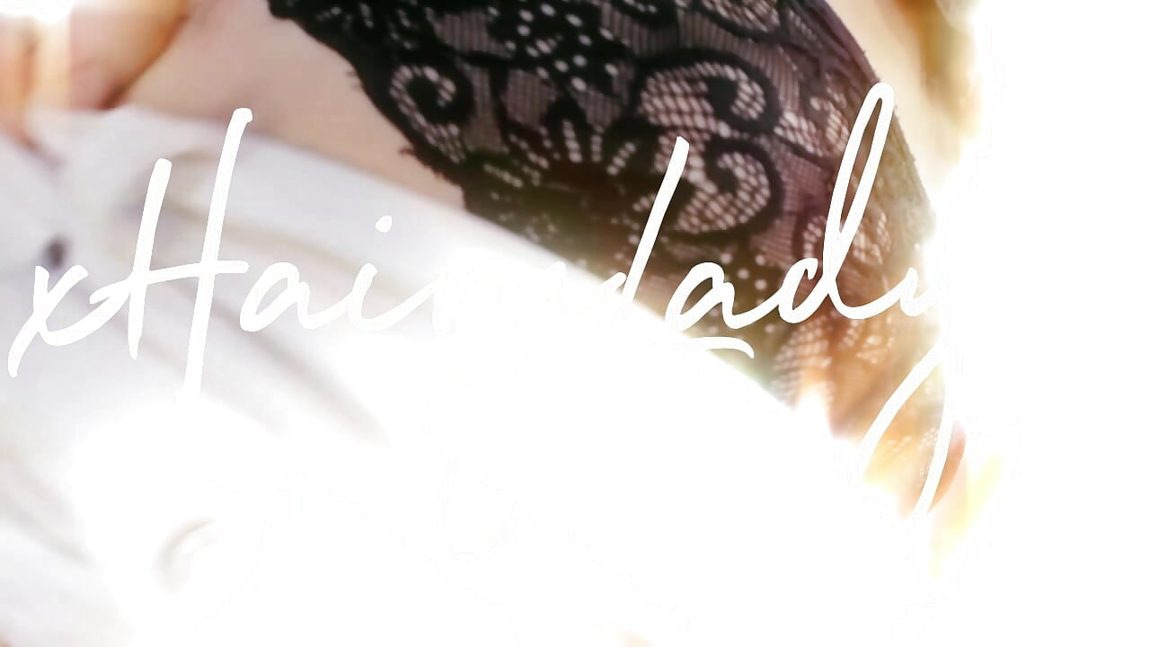 Sliding_down_white_shorts - Vídeo de HairySilkGoddess, modelo de vídeos