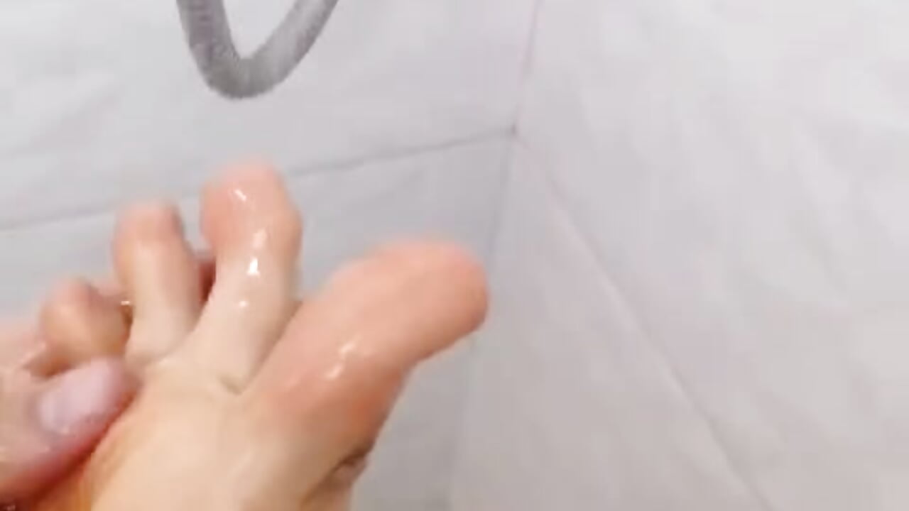 PLAY FEET IN SHOWER - Zack_Froone 캠 모델의 동영상