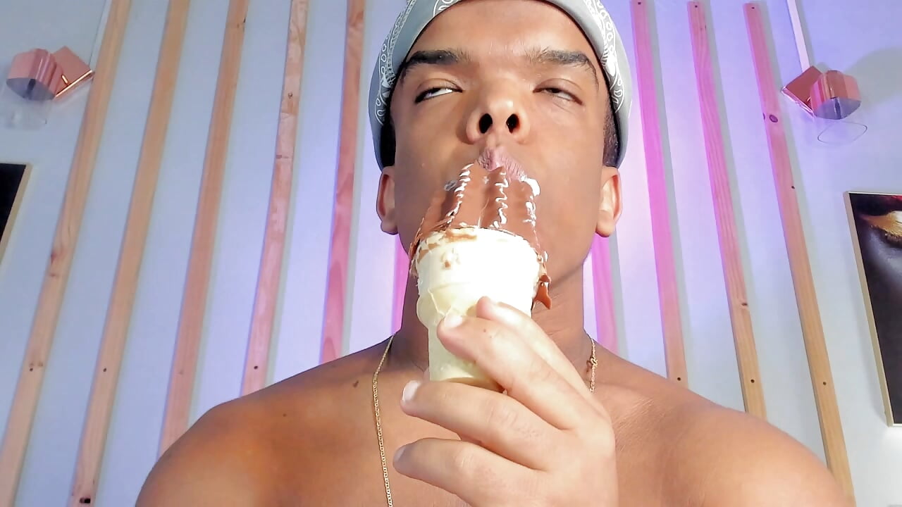 Eating ice cream😈 – видео вебкам-модели Tiimothy_