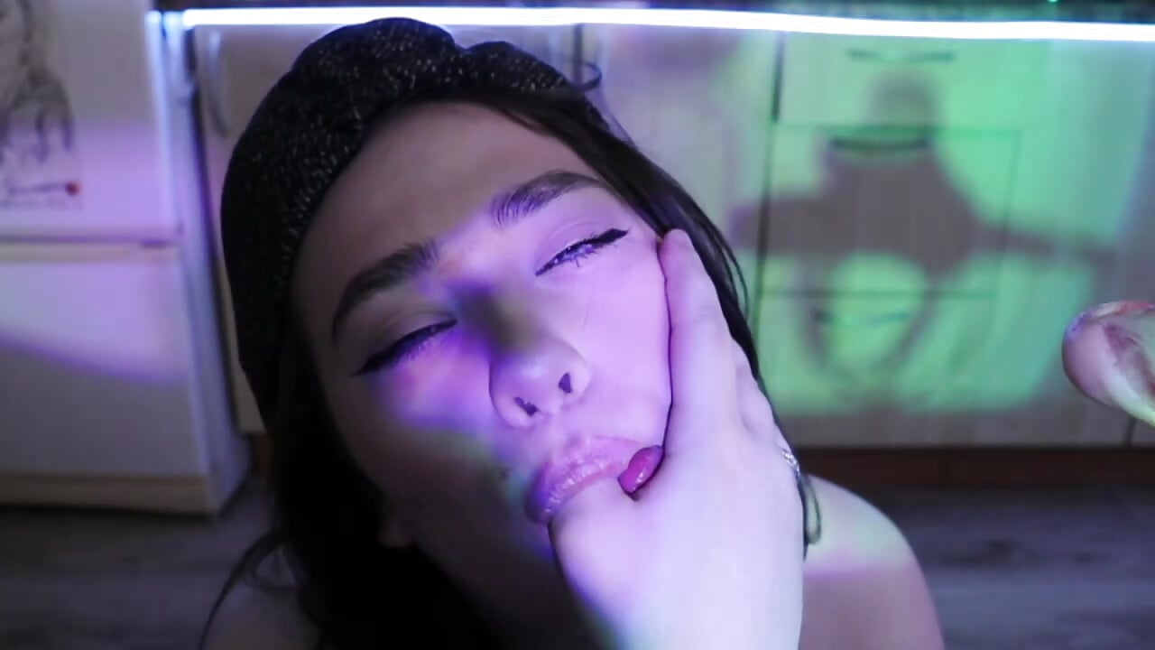 Finger in mouth 👄 - video od modelky/modela BettyClaus