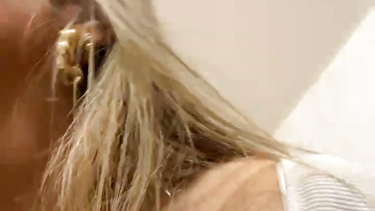 280- Masturbating in the bathroom at the office - vidéo du modèle de showcams _Abril-Office1