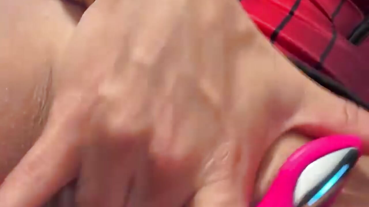 284- Wonder Woman masturbates in front of the boss - vidéo du modèle de showcams _Abril-Office1