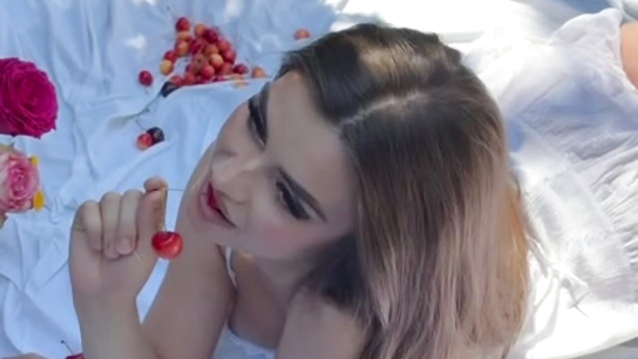 Nature made me irresistible. 🍃✨ - video của người mẫu cam KaylaBray
