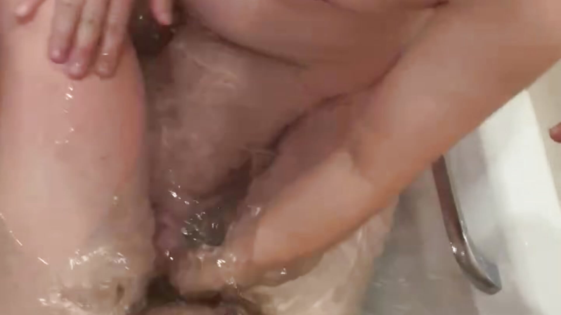 Shower Handjob 在浴缸度手淫 - video by cokezero1668 cam model