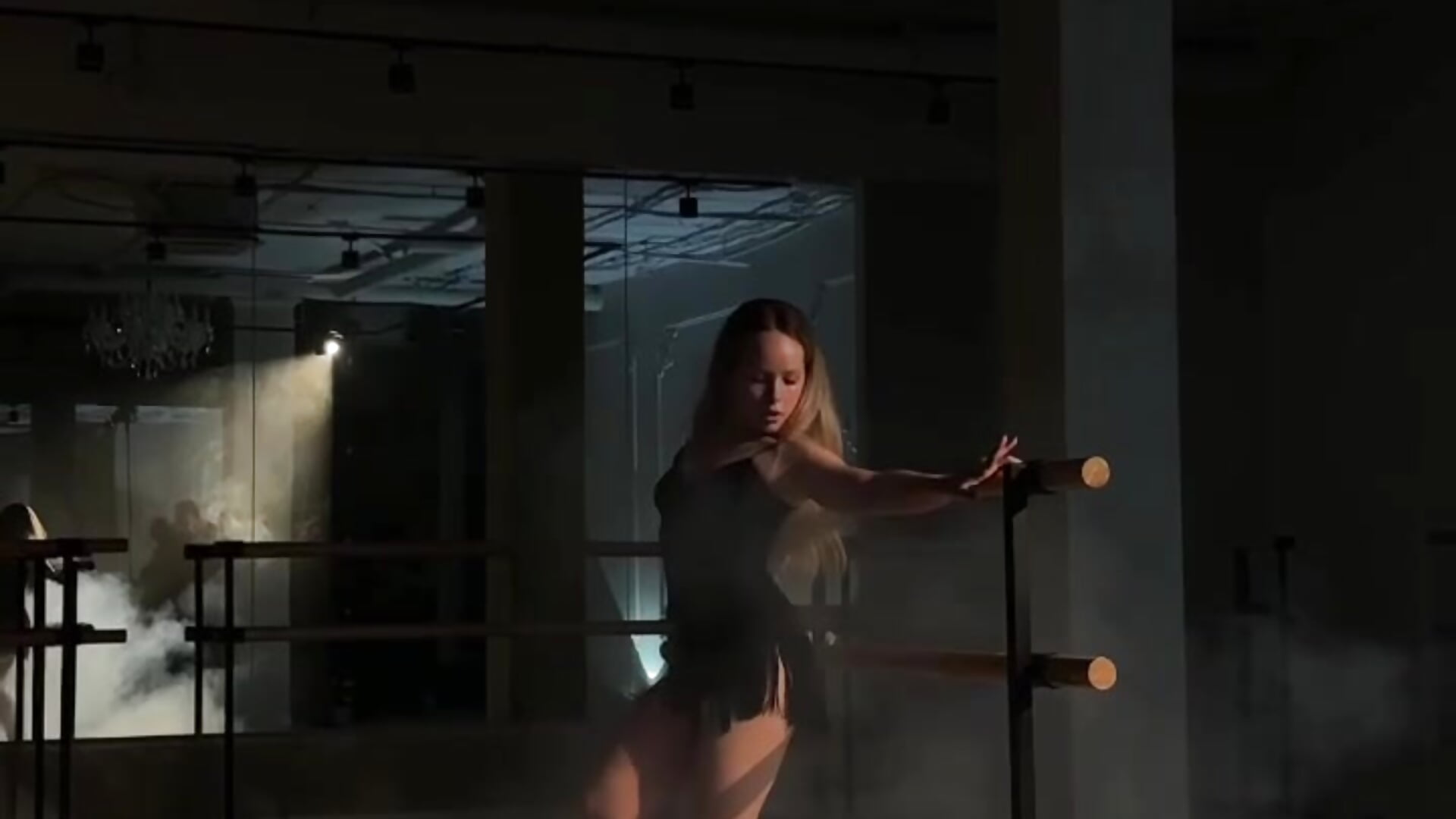 a behind-the-scenes clip from the dance shoot🙈💥 (continued in profile) — filmik milly_shy, modela(-lki) na kamerkach