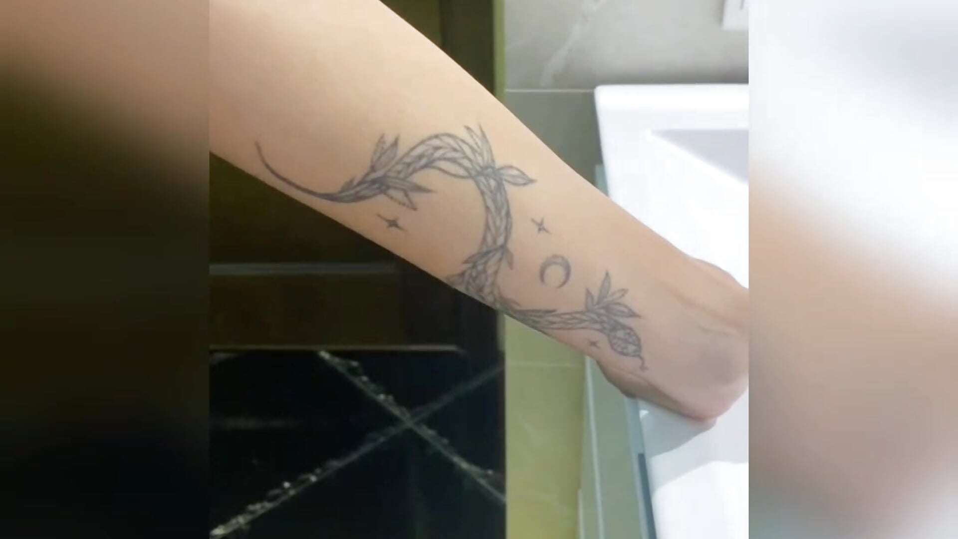 tattoo - video di _MIURA_ modella di cam