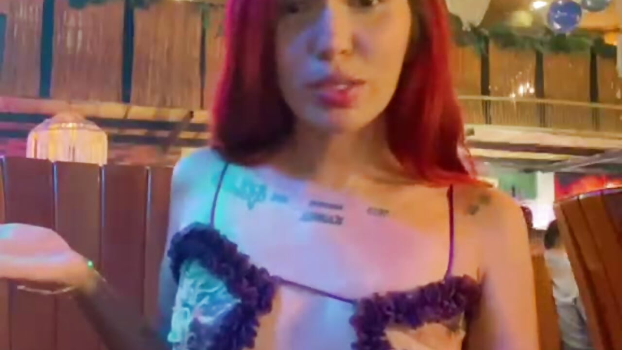 lia being lia in public XD - video di LiaVelez modella di cam