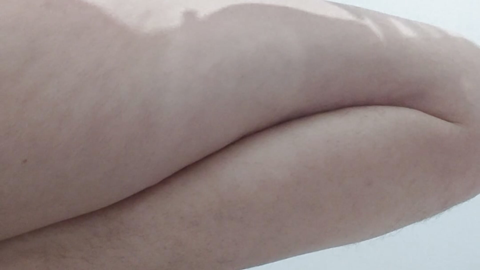 Ce petit gode en forme de tube rentre facilement dans mon cul