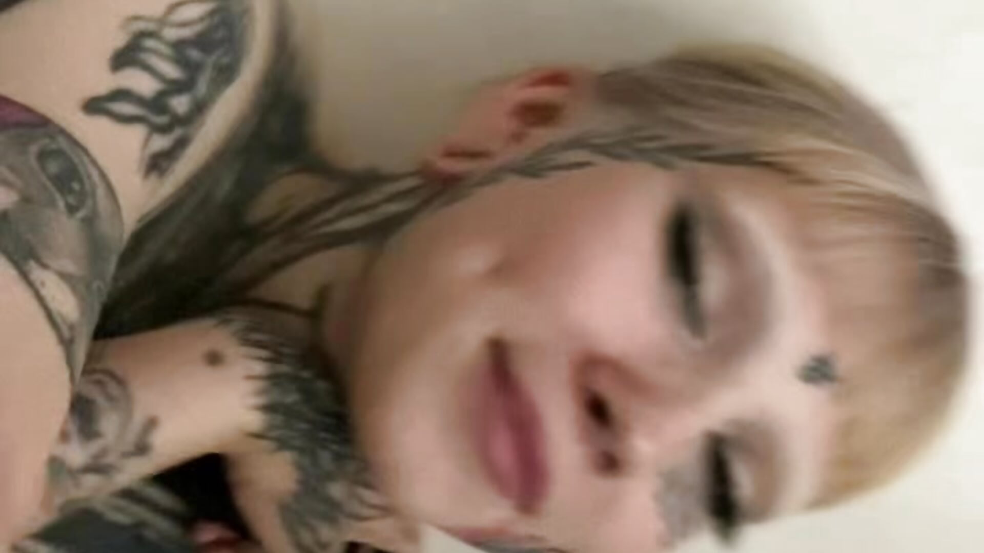 >.< - video by tradishka cam model