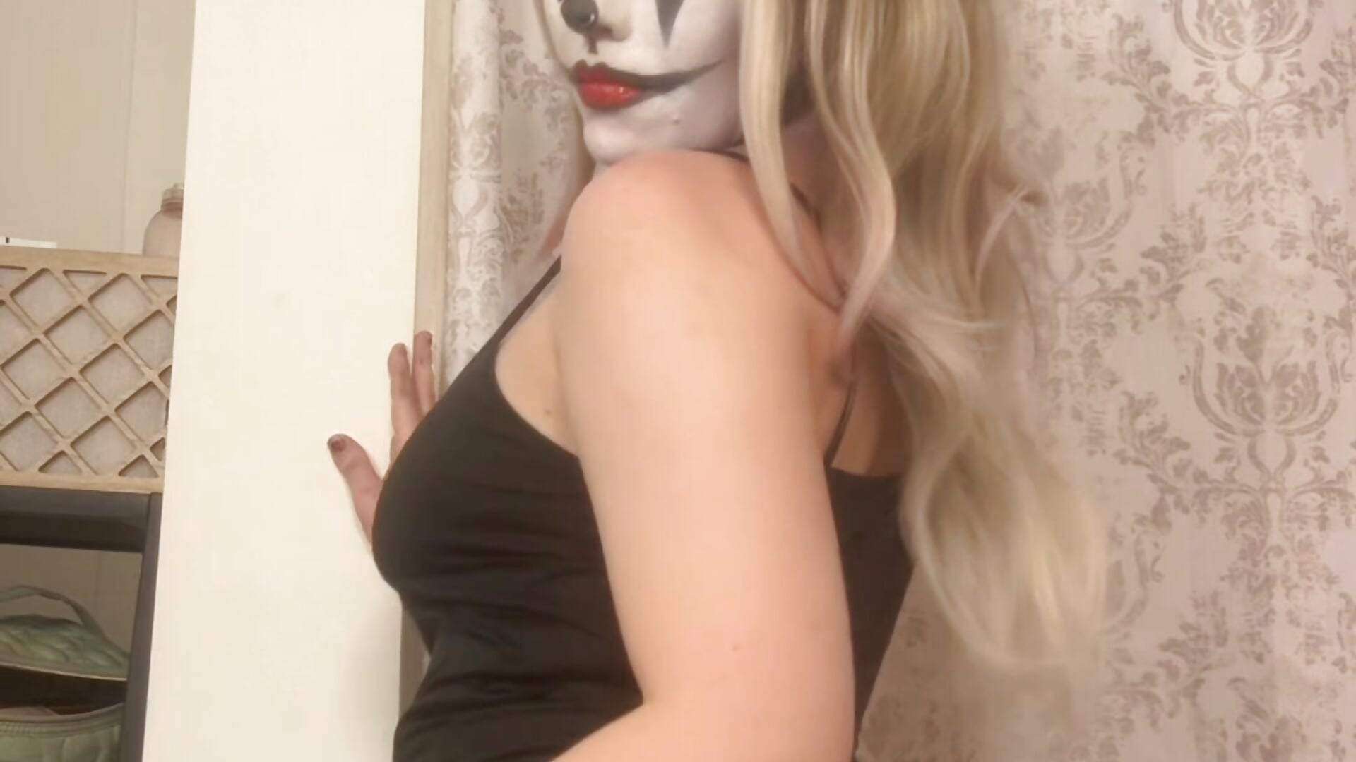 Just clowning around and showing off my body - Video von vivalavikkii Cam-Model