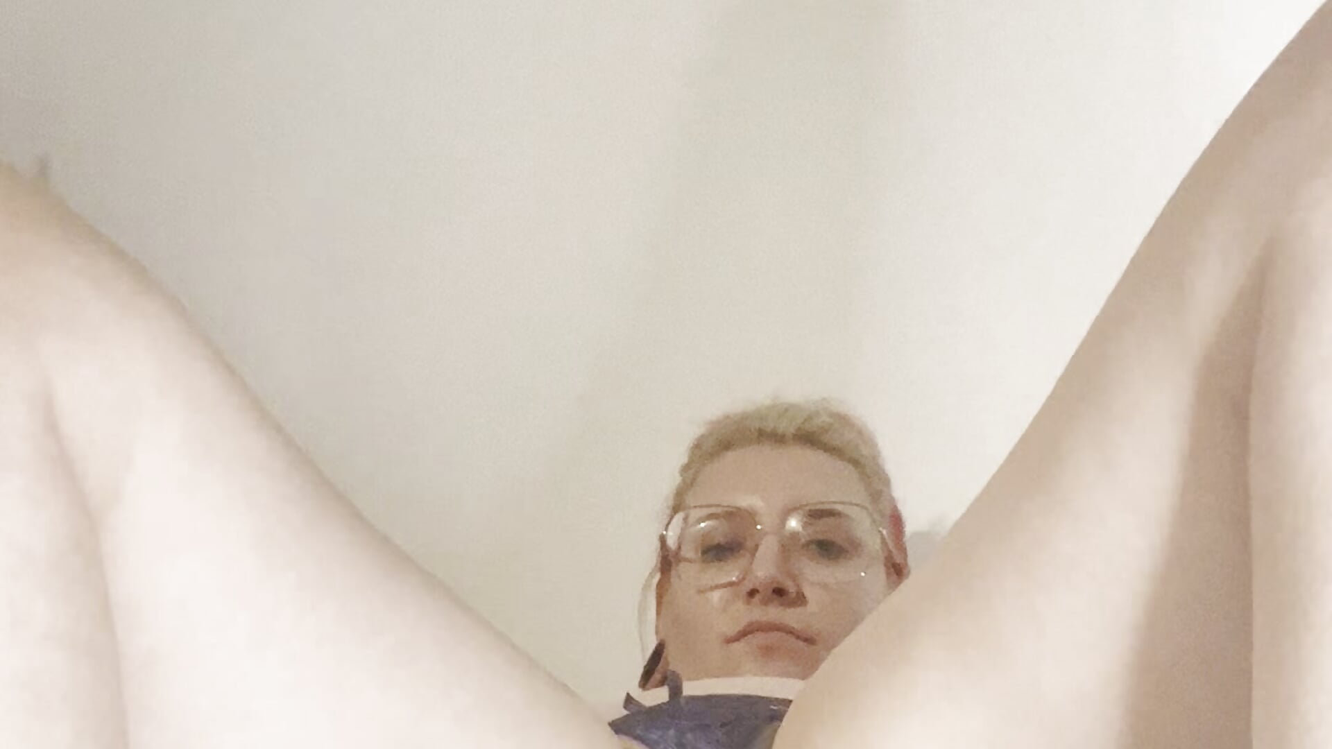 findest du es geil wenn mein tanga so in meiner pussy steckt oder doch besser ausgezogen? ;)