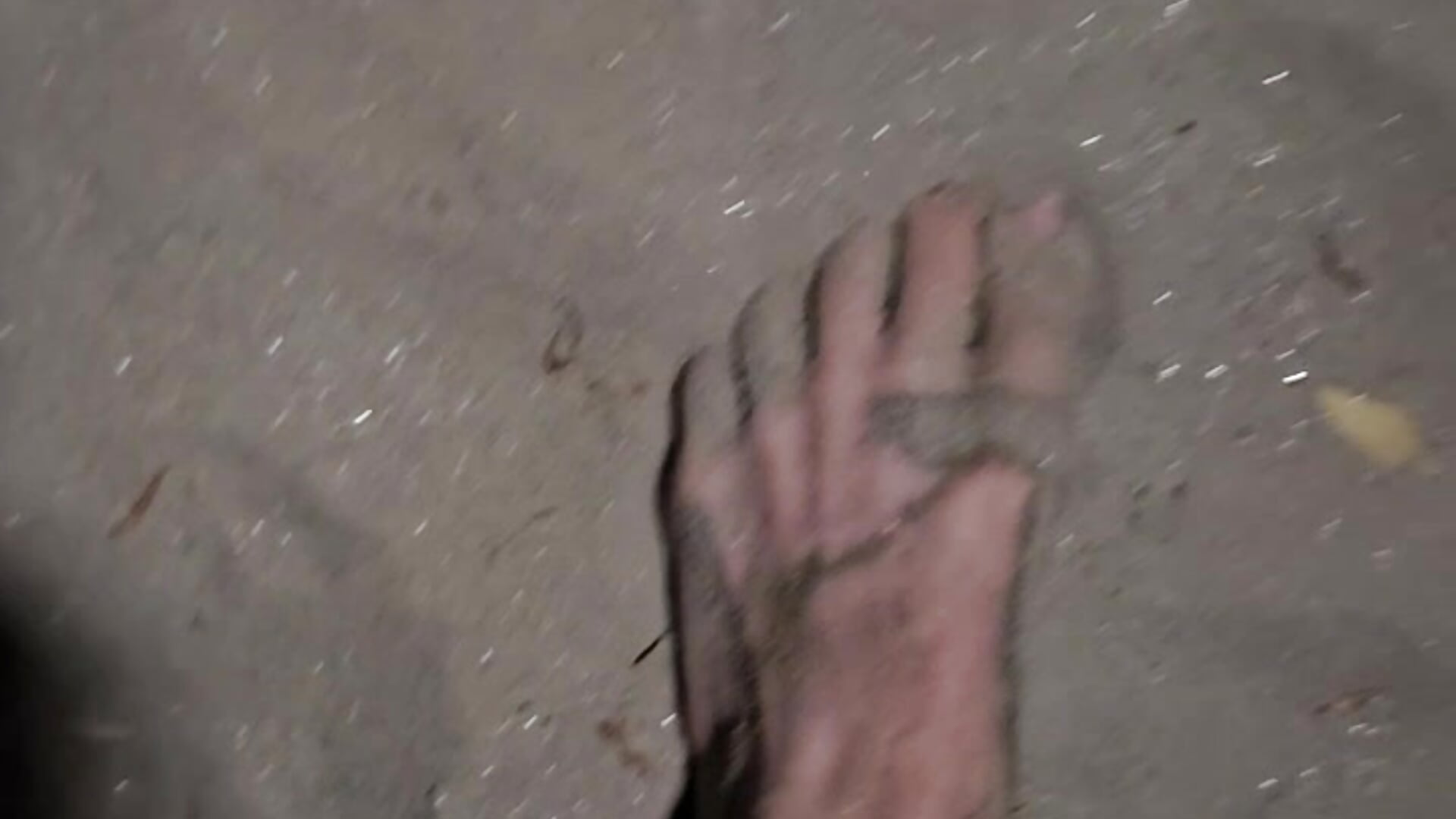 walking on sand, love to feel it with my feet - vidéo du modèle de showcams Hanako_Jentoru