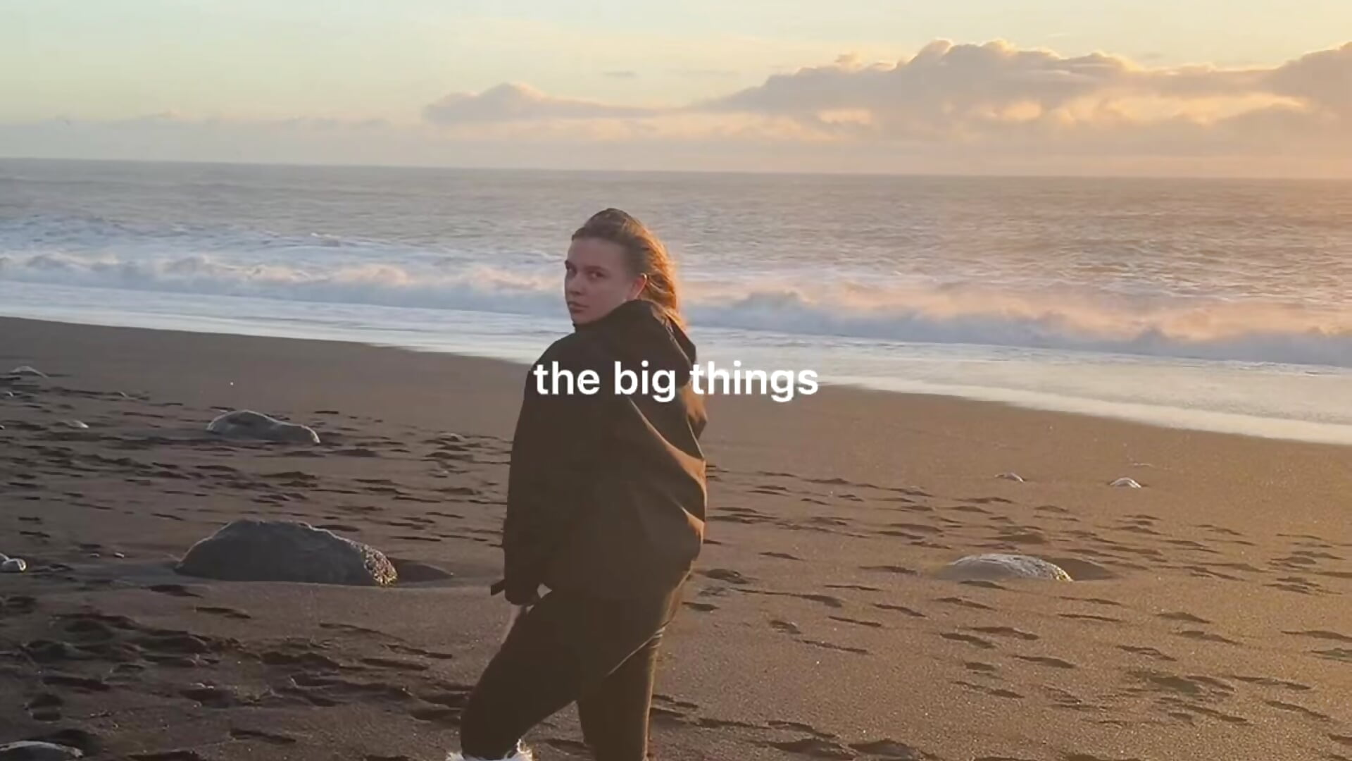 Look how funny I jump when saw the ocean wave - فيديو من AvelynFrey موديل الكام