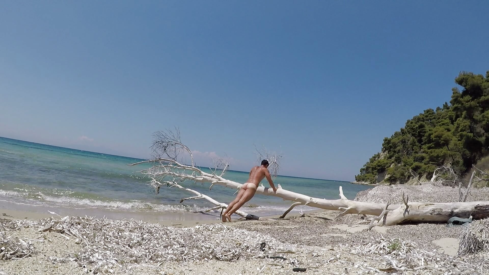 Doing some exercises naked , at the beach－カメラキャストのBrutusK08の動画