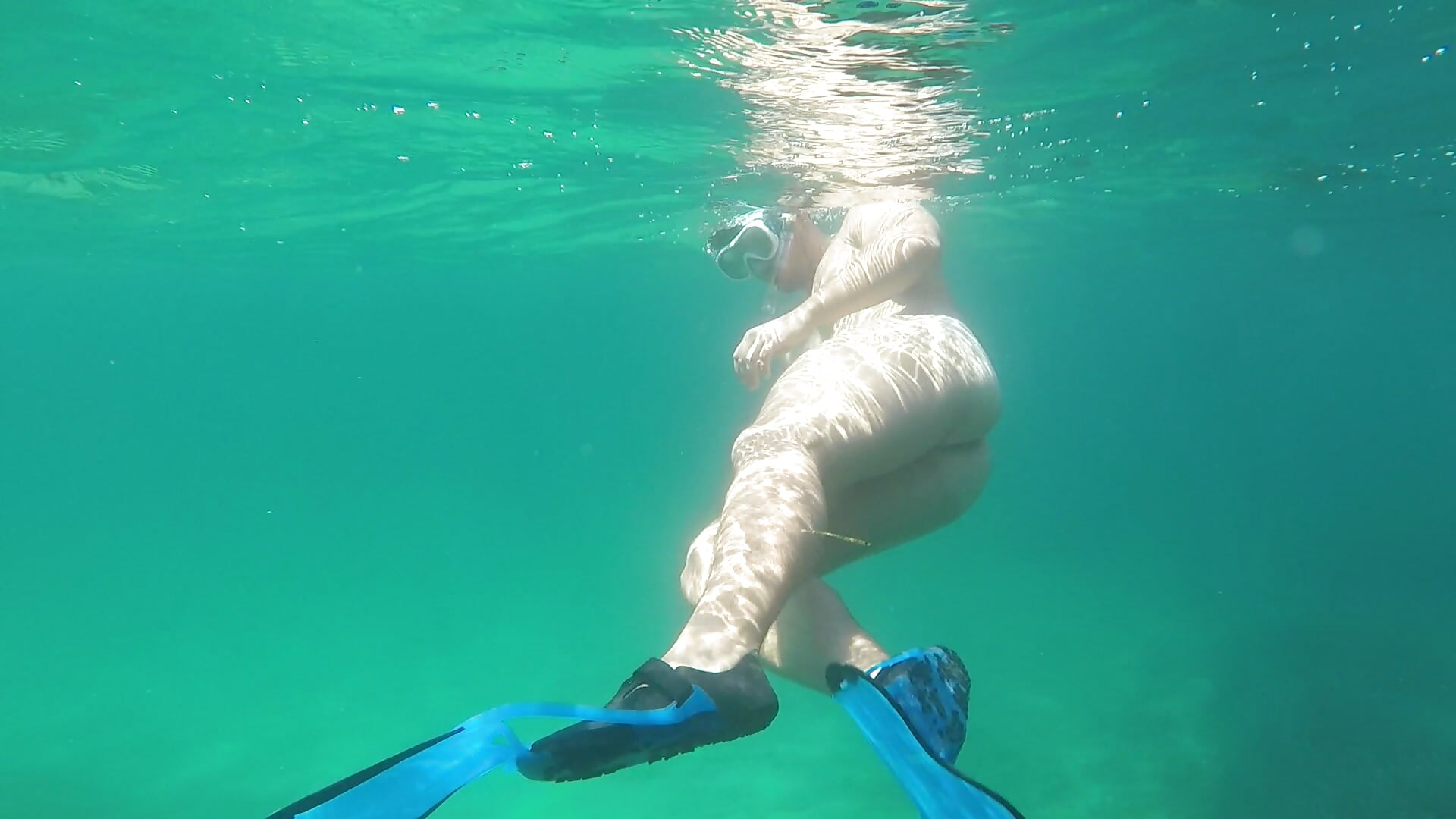 Gently swimming bellow surface.－カメラキャストのBrutusK08の動画