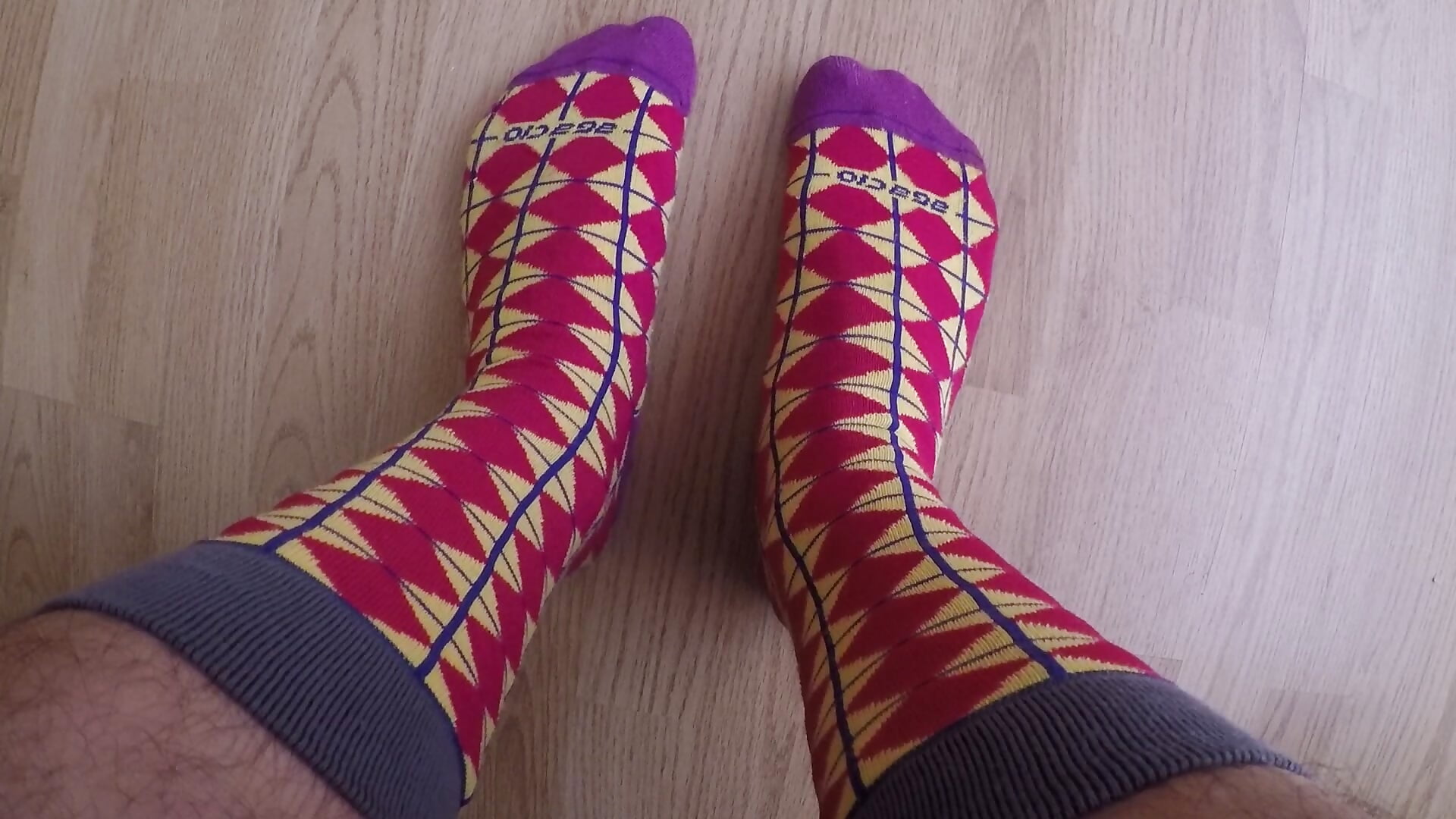 Foot fetish, close-up of my toes, colored socks and dirty talking.－カメラキャストのBrutusK08の動画