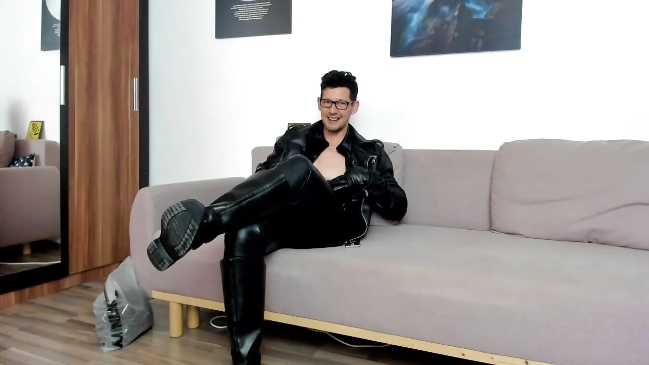 Brutus K is dressed in full leather, rubbing his cock, playing with his nipples and getting hard. – video af BrutusK08 cam-model
