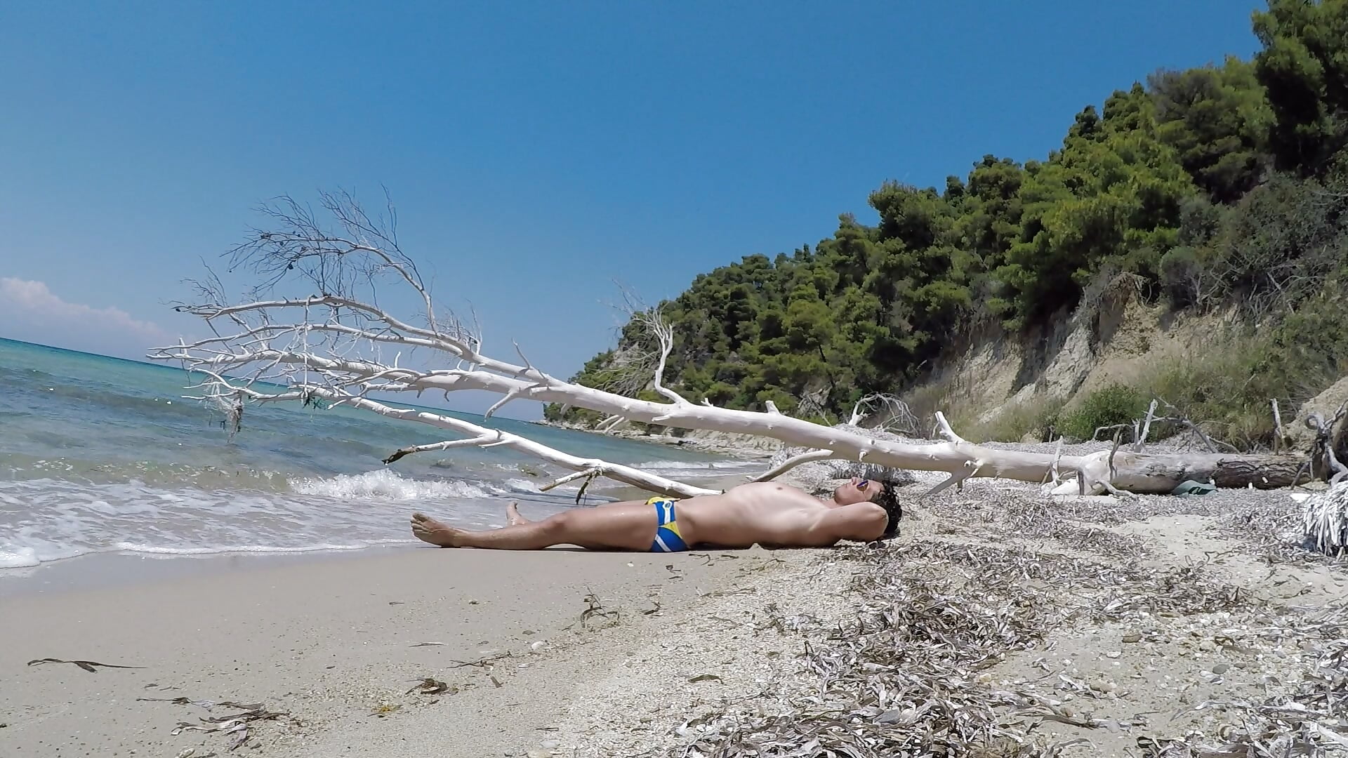 Chillaxing naked at the beach. Want to join me?－カメラキャストのBrutusK08の動画