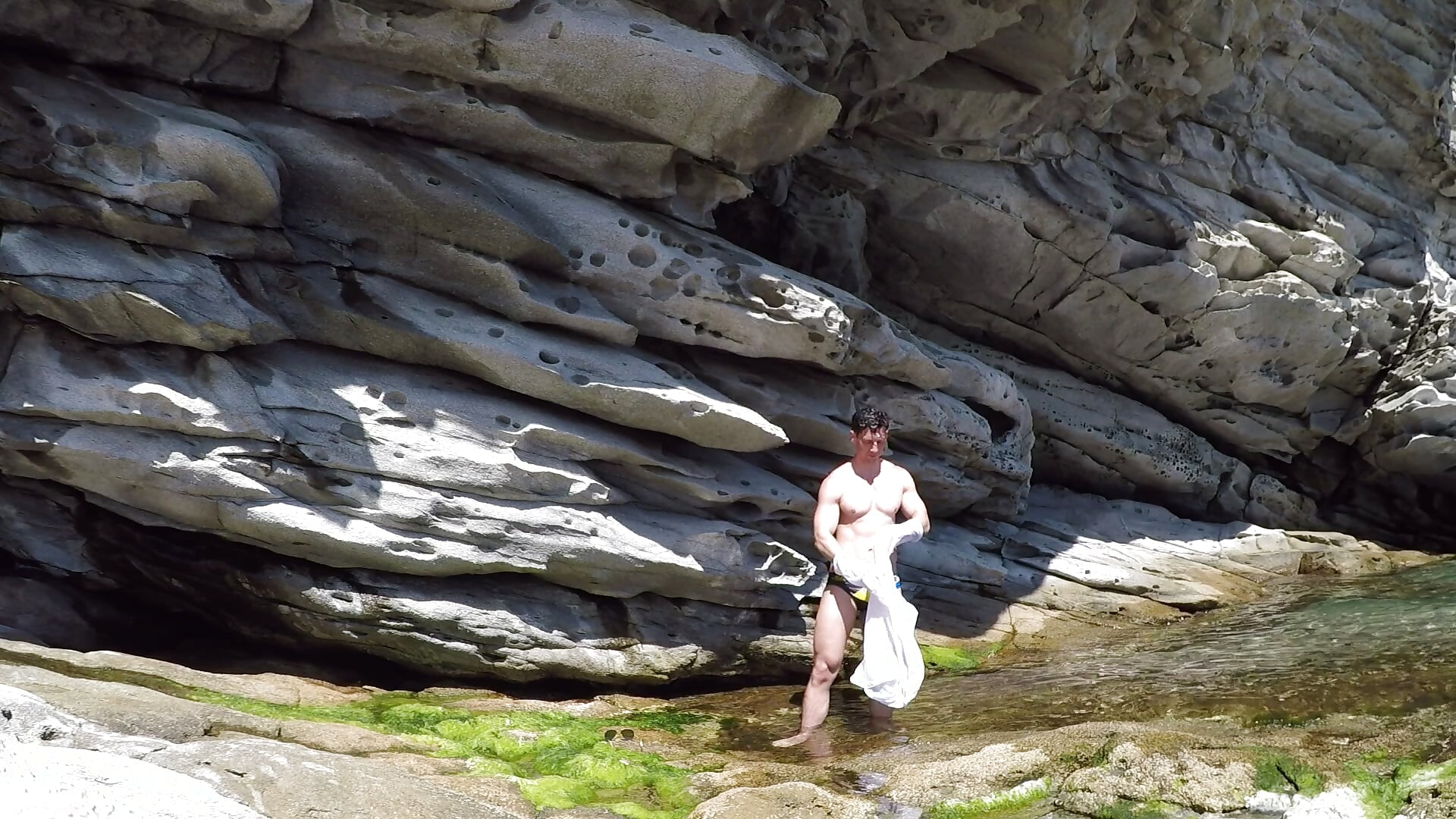 I love doing exercises at the beach. Check out my pullups on these rocks...naked, of course.－カメラキャストのBrutusK08の動画