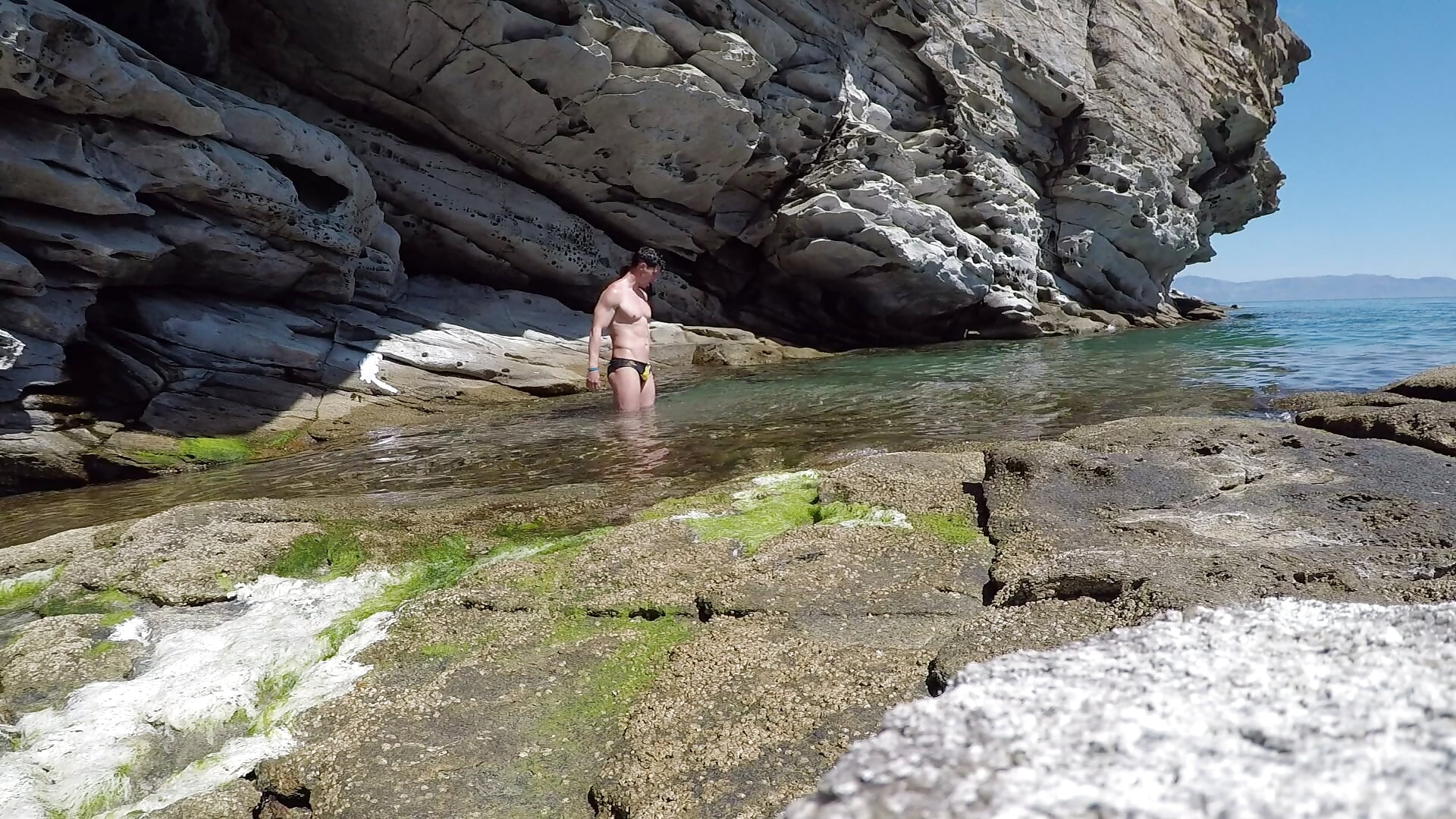 I found a spot where I can sunbathe, get wet with my hensley shirt on, get naked and enjoy the beach－カメラキャストのBrutusK08の動画