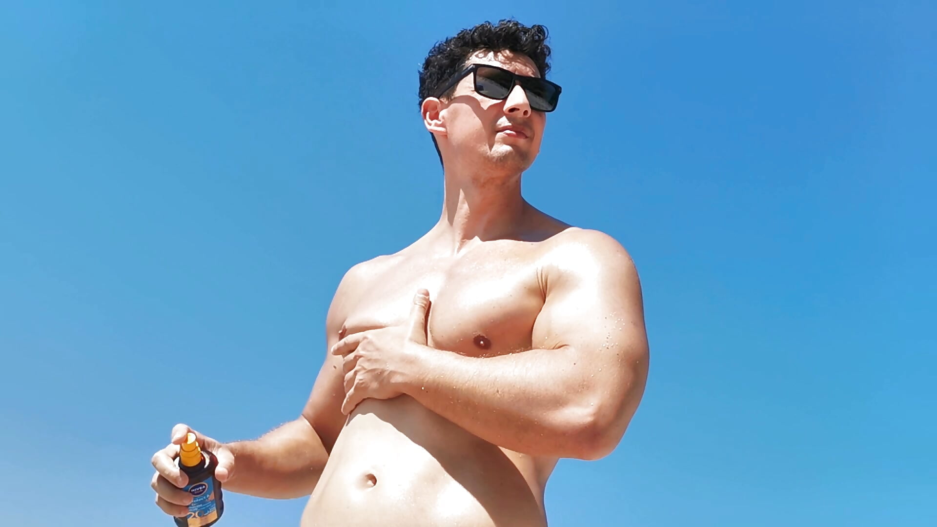 Want to give me a hand by rubbing some oil on my back?－カメラキャストのBrutusK08の動画