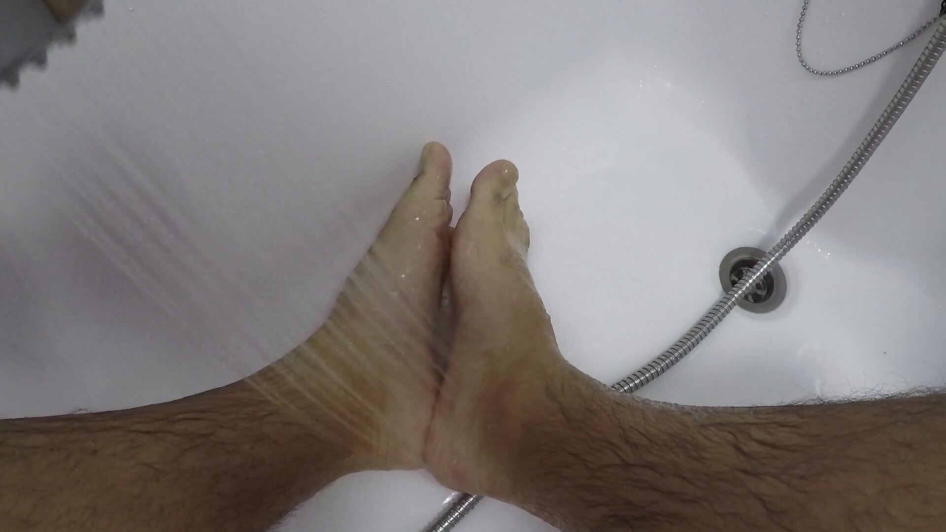 Time to wash those feet－カメラキャストのBrutusK08の動画