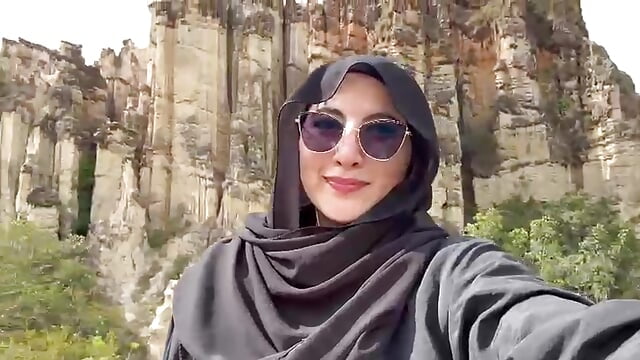 “Covered… but I want you to imagine everything else 😏” - Badra_Abaid 캠 모델의 동영상