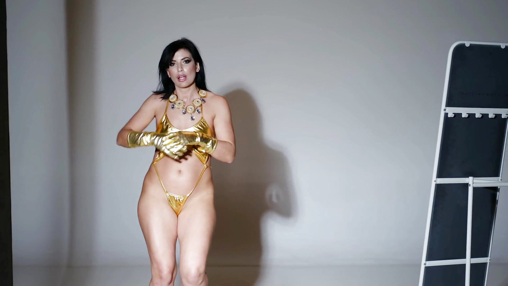 hot tease in  golden swim suit - StunnigArt adlı kamera modelinin videosu