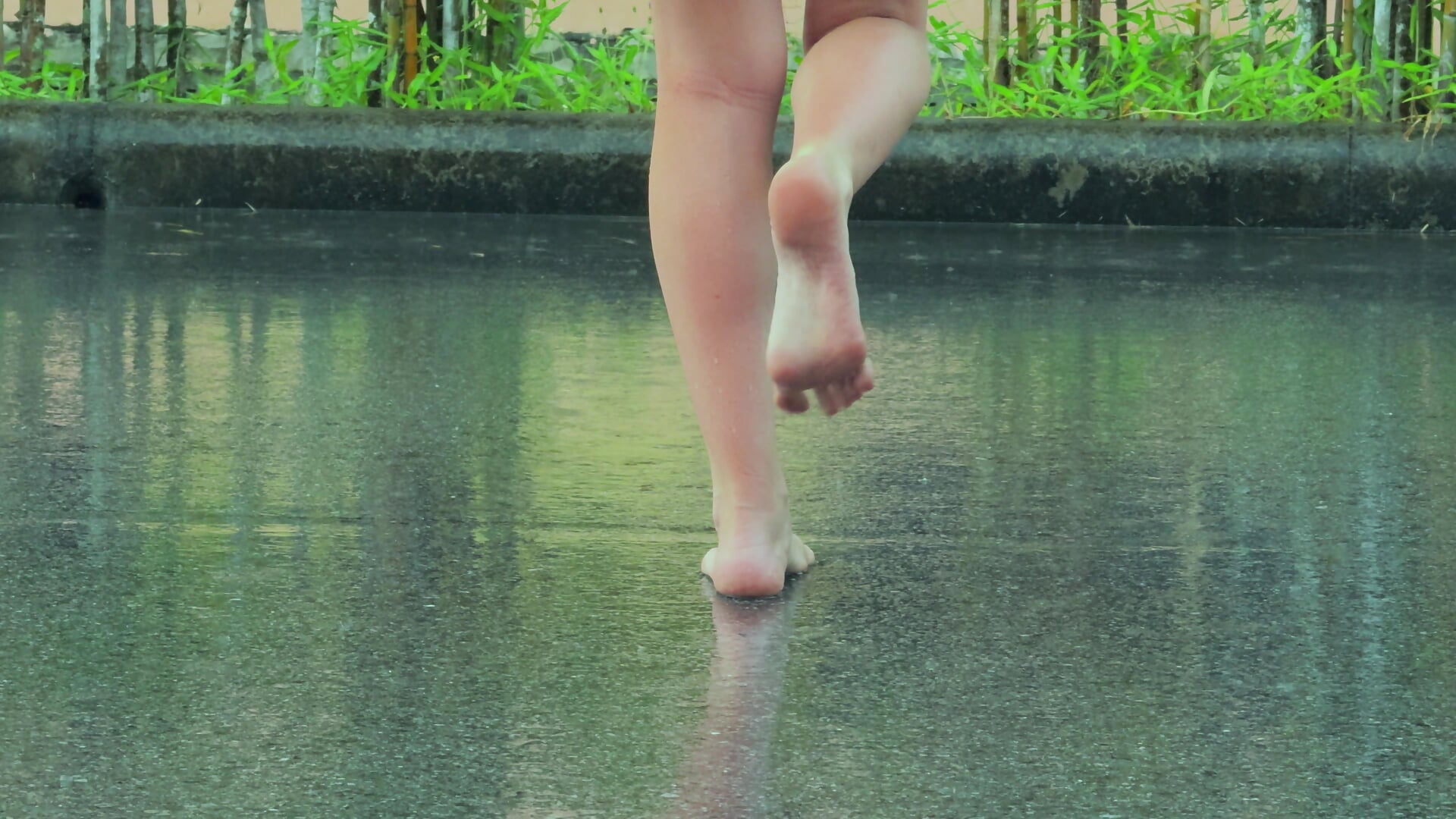 bare legs in the rain - LonelyFlower 캠 모델의 동영상