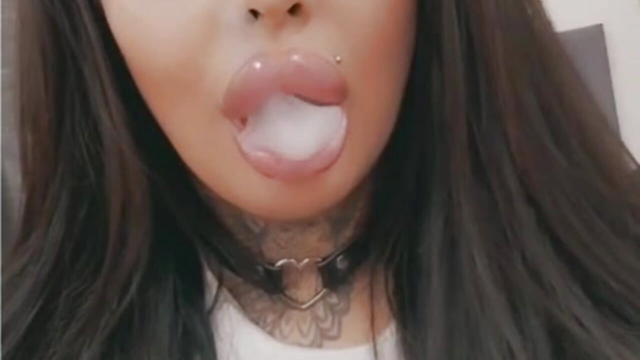 Sun’s up… smoke in the air and temptation in my eyes 😏 You’ve seen the sparkle — now come enjoy the－カメラキャストのDeniSalomeの動画