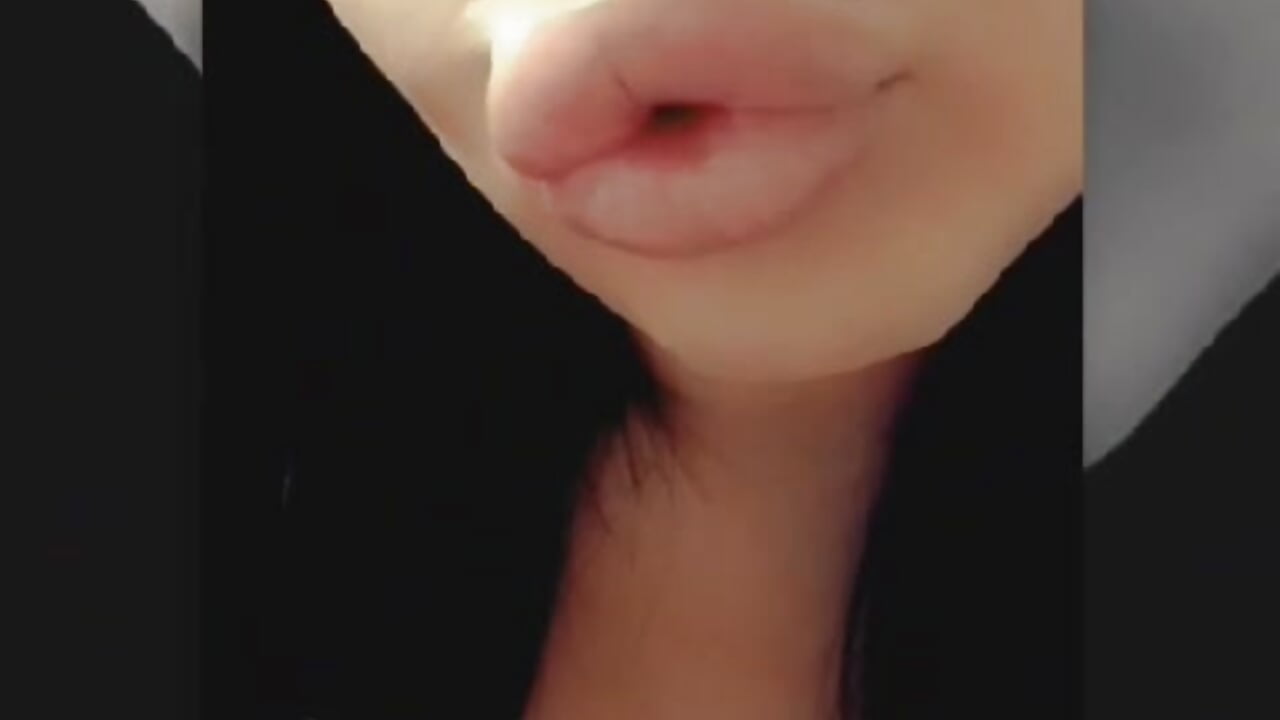 “Blowing you a hot kiss… short, sweet & dirty just for you 😈💖”－カメラキャストのDeniSalomeの動画