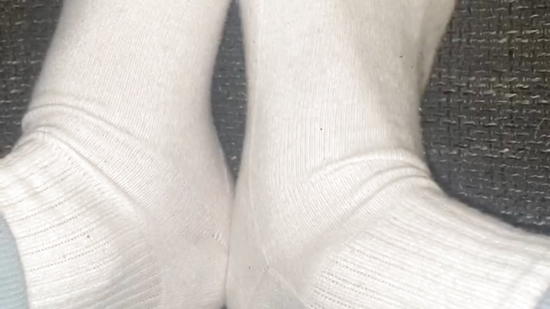 Feet Video mit weißen Socken 😏🥵😏🥵😍 - video by secret_dream415 cam model