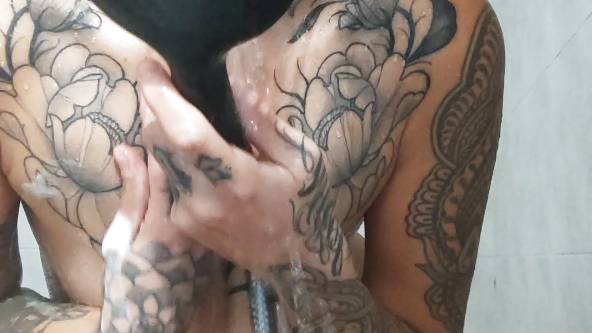 Sotto la doccia ...mi tocco un po' ;) - video by TuaSexy cam model