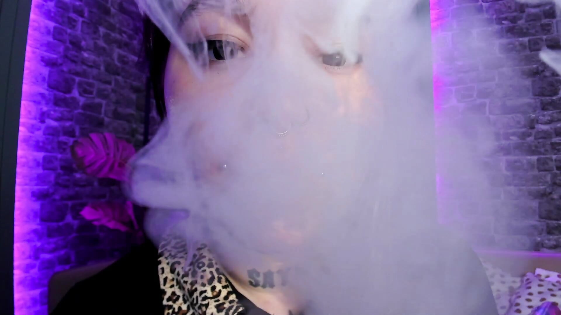 Vaping A LOT OF SMOKE – видео вебкам-модели MoorderxDoll