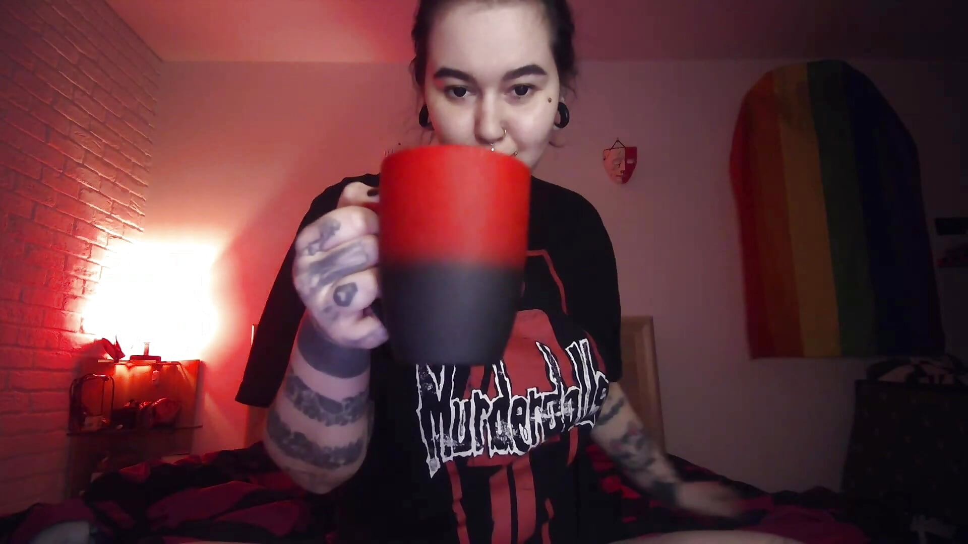 #GUESSWHOSBACK (Sound - Eminem "Without me") – видео вебкам-модели MoorderxDoll