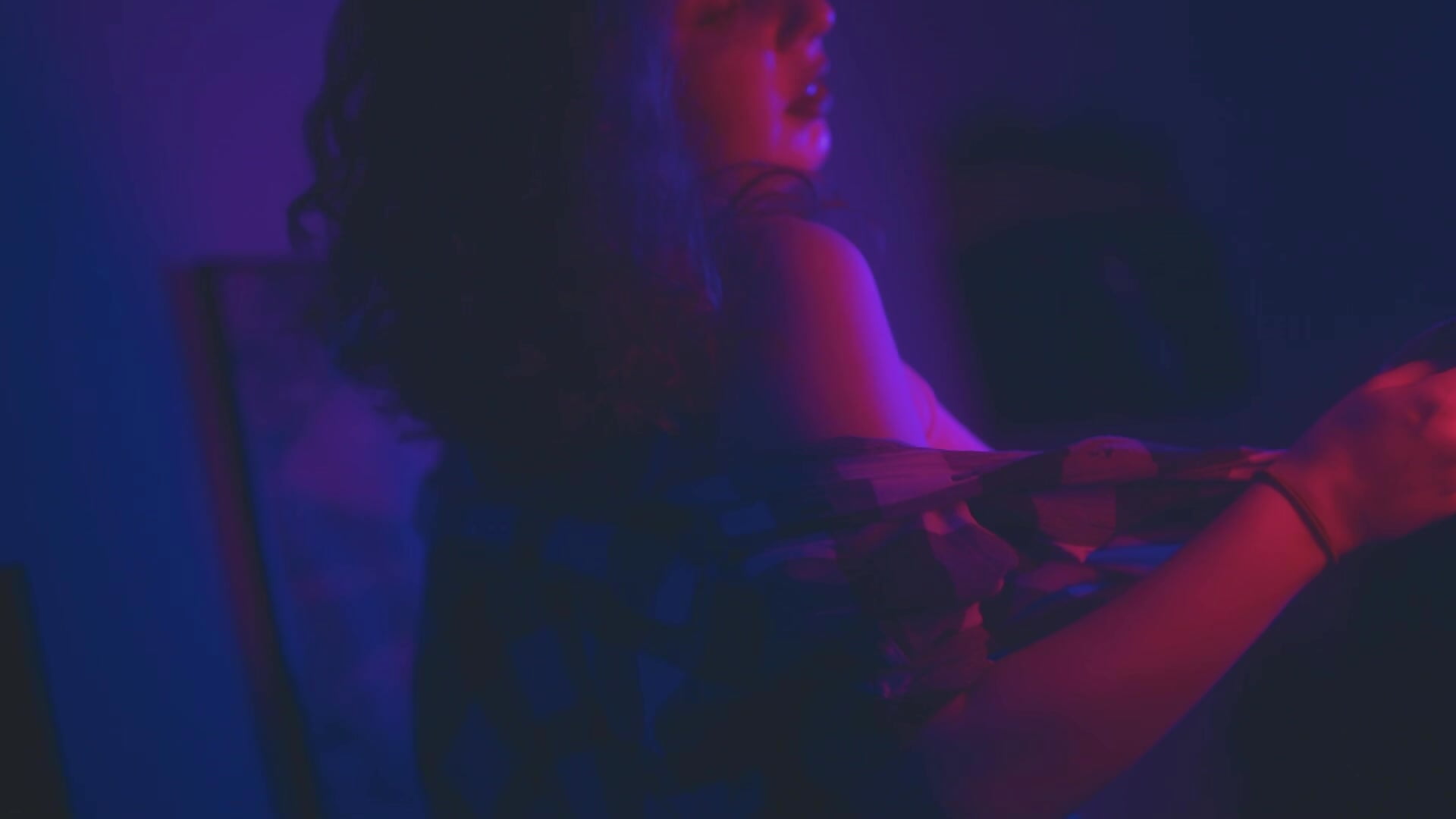 Hot neon baby - video di Lucy-pincer modella di cam