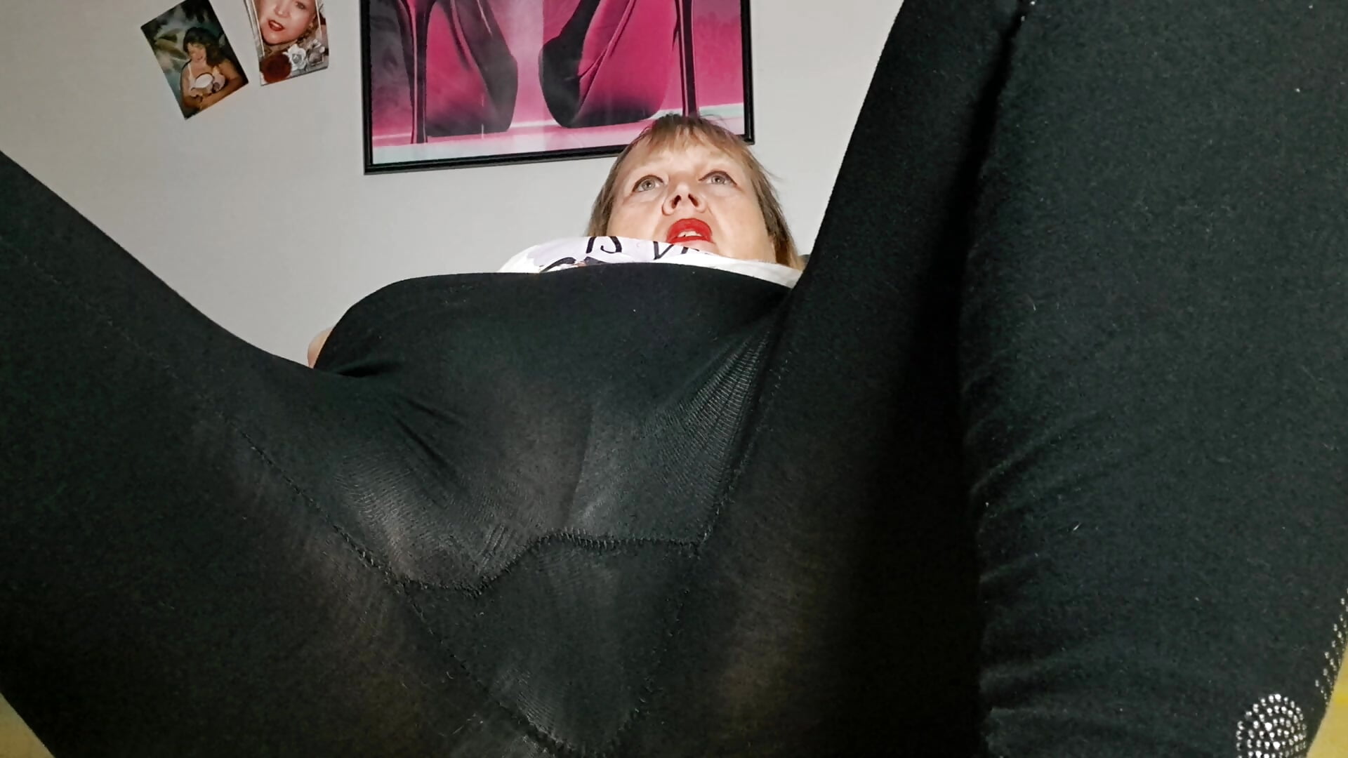 Hand in der Leggings - masturbieren - video by Blasflittchen cam model